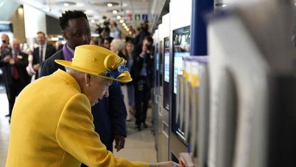 Ratu Elizabeth juga hadir bersama Pangeran Edward dan disambut oleh Perdana Menteri Inggris Boris Johnson dan Wali Kota London Sadiq Khan.(Andrew Matthews/Getty Images via CNN) Ratu Elizabeth juga hadir bersama Pangeran Edward dan disambut oleh Perdana Menteri Inggris Boris Johnson dan Wali Kota London Sadiq Khan.(Andrew Matthews/Getty Images via CNN)