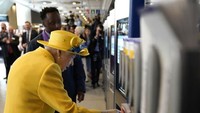 Ratu Elizabeth juga hadir bersama Pangeran Edward dan disambut oleh Perdana Menteri Inggris Boris Johnson dan Wali Kota London Sadiq Khan.(Andrew Matthews/Getty Images via CNN)