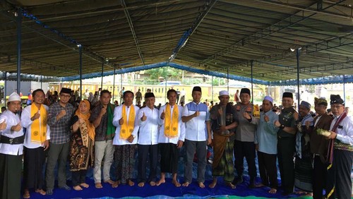 Ratusan masyarakat di Desa Mareje hadiri acara Gawe Rafah di Lapangan SMPN 3 Lembar, Rabu (18/5/2022)