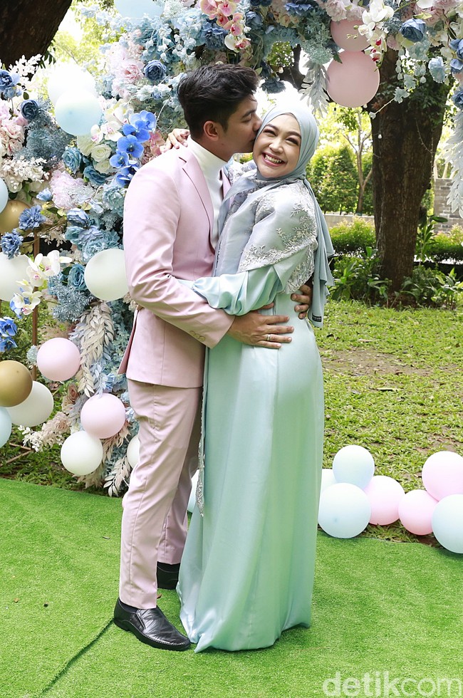 Setelah menikah keduanya kerap memamerkan foto-foto kemesraan mereka ke Instagram. Oleh karena itu tak sedikit yang kaget mengetahui jika rumah tangga keduanya ternyata tak baik-baik saja. Foto: Pool/Palevi S/detikFoto