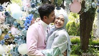 Muah! Kecupan hangat dari sang suami di pipi Ria Ricis. Pool/Palevi S/detikFoto