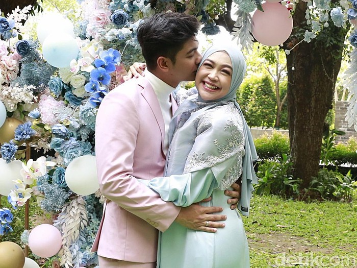 Ria Ricis dan Teuku Ryan saat rayakan kehamilan di kawasan Kalibata.