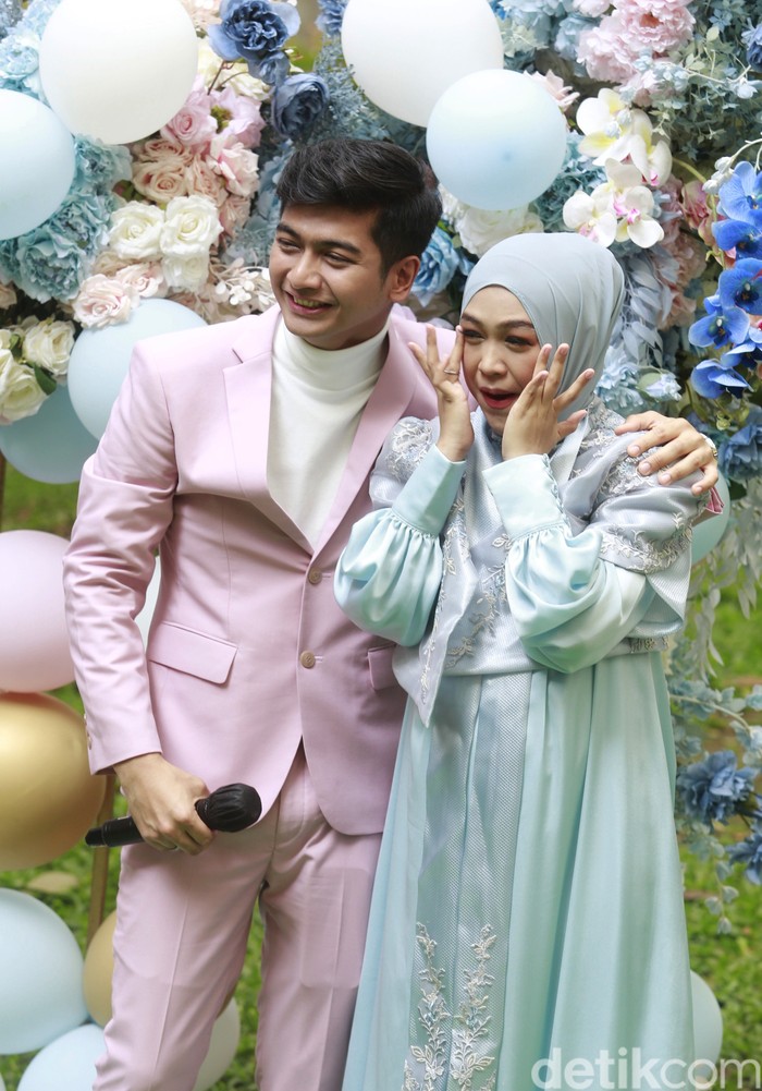 Ria Ricis Ria Ricis dan Teuku Ryan saat rayakan kehamilan di kawasan Kalibata.