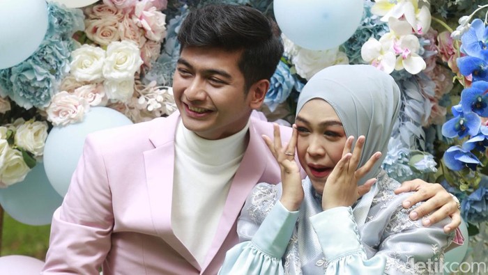 Ria Ricis dan Teuku Ryan saat rayakan kehamilan di kawasan Kalibata.