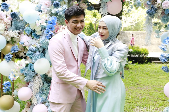 Ria Ricis Ria Ricis dan Teuku Ryan saat rayakan kehamilan di kawasan Kalibata.
