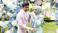 Ria Ricis dan Teuku Ryan membuat acara untuk mengungkapkan kelamin sang bayi. Pool/Palevi S/detikFoto