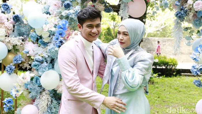 Ria Ricis dan Teuku Ryan saat rayakan kehamilan di kawasan Kalibata.
