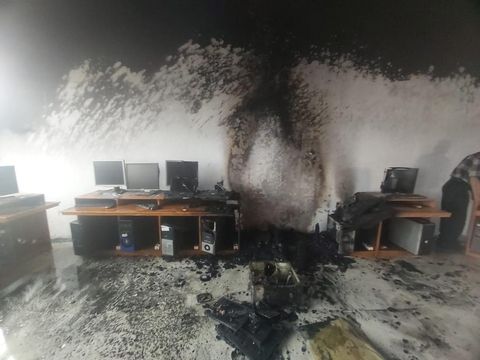 Ruang ujian praktik komputer di SMK Nasional, Grogol, Limo, Depok, terbakar. Sejumlah komputer di ruangan tersebut ikut hangus terbakar. (dok Istimewa)