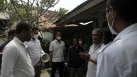 Sebelum eksekusi, petugas bernegosiasi dengan penghuni rumah.