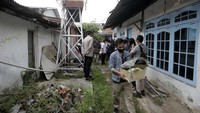 Satu persatu barang milik warga dikeluarkan.