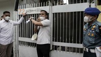 Dalam proses penertiban pihak Ditjen Perhubungan Laut memfasilitasi kendaraan untuk pemindahan barang milik penghuni dan menyediakan tempat tinggal sementara.
