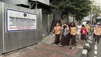 Kini lahan tersebut telah ditutupi papan serta pemberitahuan putusan persidangan.