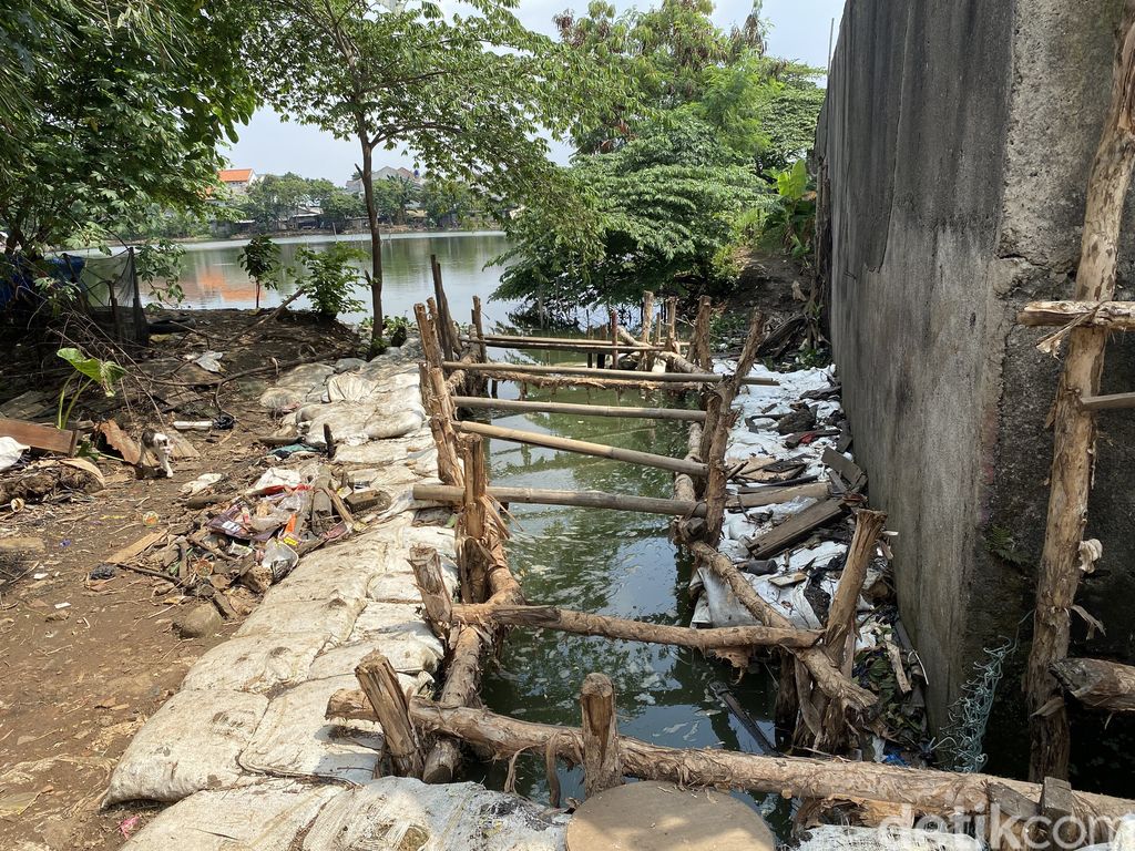 Saluran air, drainase, atau got di kawasan Jl Haji Dogol, Pondok Bambu, Duren Sawit, Jakarta Timur, 18 Mei 2022. (Annisa RF/detikcom)