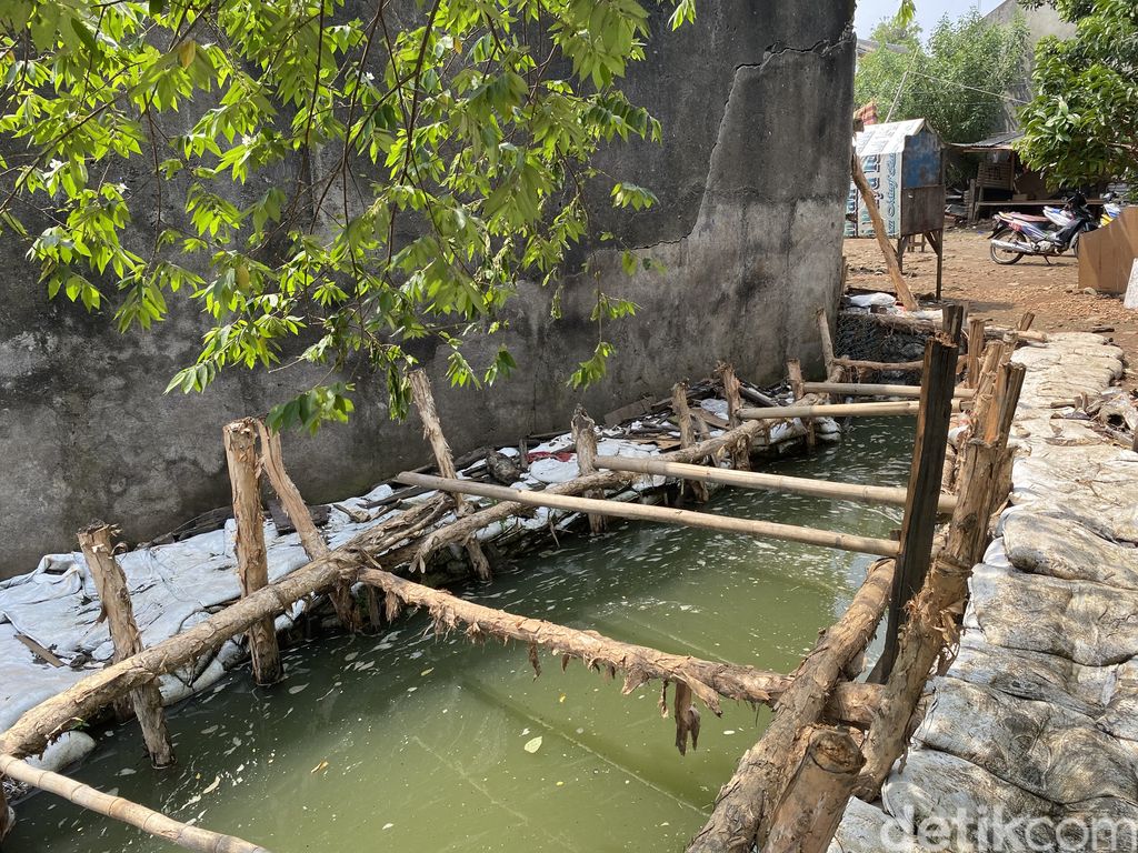 Saluran air, drainase, atau got di kawasan Jl Haji Dogol, Pondok Bambu, Duren Sawit, Jakarta Timur, 18 Mei 2022. (Annisa RF/detikcom)