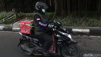 Selanjutnya, Bu Menon bergegas berangkat dari rumahnya untuk bekerja. Meski berprofesi sebagai pengemudi ojol, namun hari itu ia tidak akan mengantar maupun mencari penumpang.