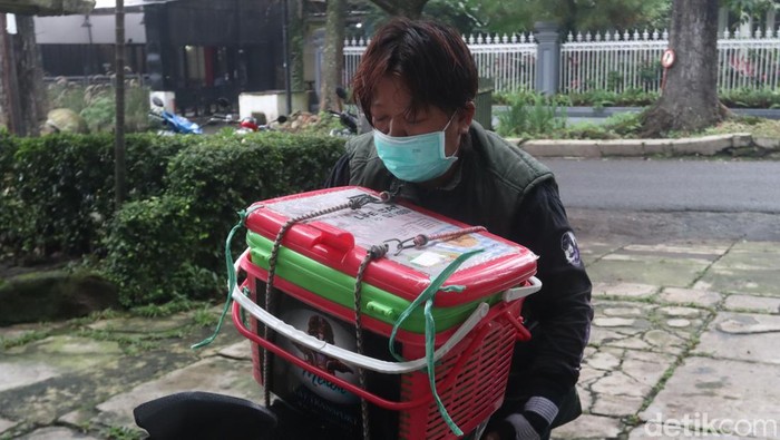 Sang Penyelamat Kucing dan Driver Ojol itu Bernama Bu Menon Sang Penyelamat Kucing dan Driver Ojol itu Bernama Bu Menon