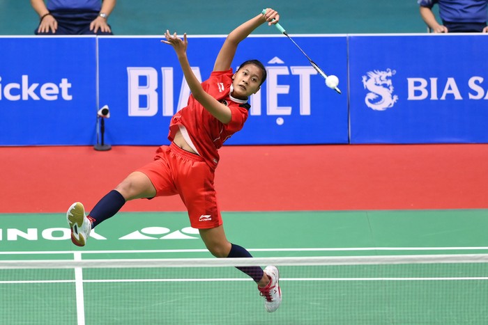 Pebulu tangkis tunggal putri Indonesia Putri Kusuma Wardani mengembalikan kok ke arah lawannya pebulu tangkis putri Vietnam pada babak semifinal bulutangkis beregu putri SEA Games 2021 Vietnam di Bac Giang Gymnasium, Vietnam, Selasa (17/5/2022). Tim bulu tangkis beregu putri Indonesia melaju ke babak final Sea Games 2021 setelah mengalahkan Vietnam dengan skor 3-1. ANTARA FOTO/Zabur Karuru/YU