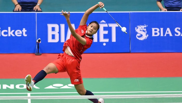 Pebulu tangkis tunggal putri Indonesia Putri Kusuma Wardani mengembalikan kok ke arah lawannya pebulu tangkis putri Vietnam pada babak semifinal bulutangkis beregu putri SEA Games 2021 Vietnam di Bac Giang Gymnasium, Vietnam, Selasa (17/5/2022). Tim bulu tangkis beregu putri Indonesia melaju ke babak final Sea Games 2021 setelah mengalahkan Vietnam dengan skor 3-1. ANTARA FOTO/Zabur Karuru/YU