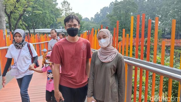 Sebagian warga masih menggunakan masker saat mengunjungi Tebet Eco Park, Jakarta Selatan, karena masih waswas dengan penularan COVID-19. (Wildan N/detikcom)