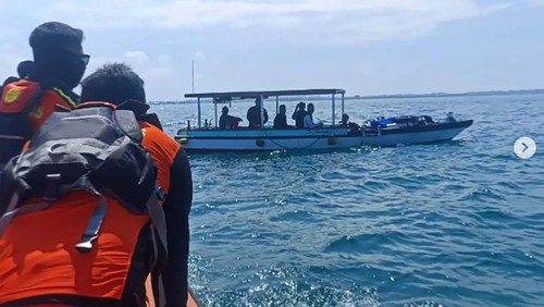 sebuah jukung terhantam ombak di Jalur pelayaran Pelabuhan Benoa, Denpasar pada Rabu (18/5/2022) pagi.