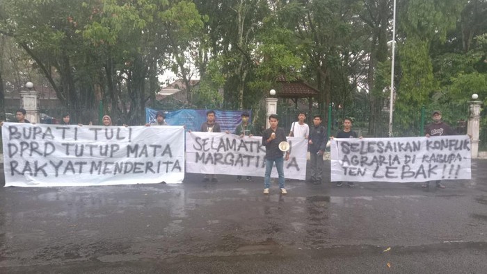 Sejumlah warga dan mahasiswa yang tergabung dalam Fraksi Rakyat Bergerak menggeruduk kantor Bupati Lebak di Rangkasbitung, Banten