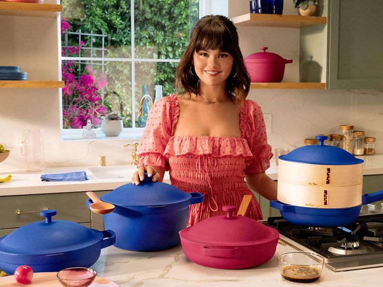 Jago Masak! Ini Aksi Selena Gomez Masak Ayam Panggang hingga Steak