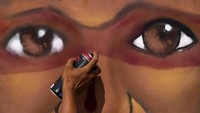 Ada seniman yang membuat grafiti tentang wajah orang-orang pribumi Brasil hingga terkait pendidikan yang masih tidak merata di sana.