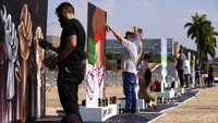 Sejumlah seniman di Brasil mengikuti ajang perlombaan melukis grafiti.  