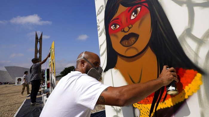 Seniman Brasil Salurkan Isu Sosial Lewat Karya Grafiti Graffiti artists paint outside the Supreme Court to express on canvas different constitutional rights in Brasilia, Brazil, Tuesday, May 17, 2022. (AP Photo/Eraldo Peres)