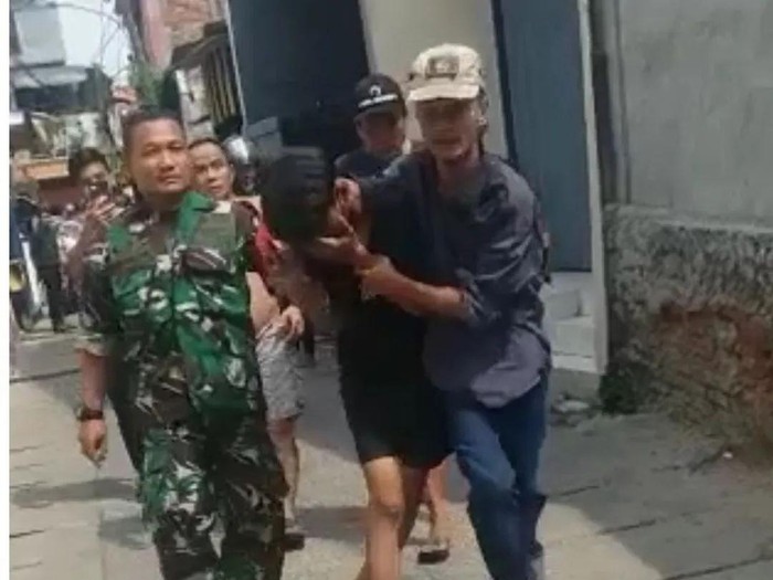 Seorang Babinsa menangkap pelaku penjambretan di Kecamatan Koja, Jakut. Pelaku telah diserahkan ke pihak kepolisian. (dok Instagram Kodim Jakut)