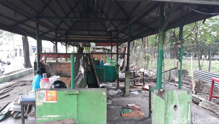 Shelter pedagang di kompleks Stadion Manahan Solo mulai sepi ditinggalkan pedagang, Rabu (18/5/2022).