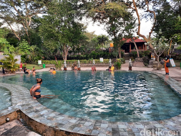 Suasana di Pemandian Air Panas Banyuwedang