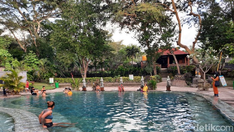 Suasana di Pemandian Air Panas Banyuwedang Suasana di Pemandian Air Panas Banyuwedang