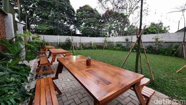 Suasana di restoran Lexi the Flying Tiger di Kota Bandung.