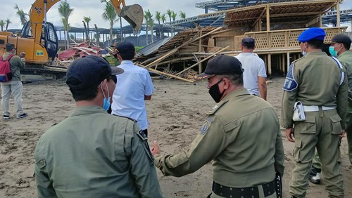 Suasana saat pembongkaran warung kafe di Pantai Brawa, Kuta Utara, Badung, Rabu 18 Mei 2022