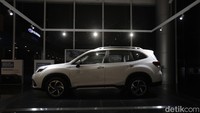 Dari samping, Forester tampak jumawa dengan pelek ukuran 18 inci dengan model two-tone. Peleknya ini dibalut dengan ban ukuran 225 profil 55. Lalu Forester tipe tertinggi ini juga dibekali roof rail, side garnish, dan spion dengan warna beda dari bodi. Foto: Muhammad Hafizh Gemilang/detikOto