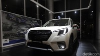 Di model ini, fasia dengan dari Forester terlihat lebih segar. Forester kini dibekali dengan lampu utama canggih yang lengkap dengan DRL ikoniknya. Selain itu, ada pula kosmetik seperti aksen garis tiga di atas lampu kabutnya. Foto: Muhammad Hafizh Gemilang/detikOto