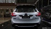 Sedangkan dari belakang, rasanya tidak banyak perubahan yang disematkan Subaru ke model tahun 2022 ini. Model lampu belakang ‘C-Shape’ yang ikonik tetap dihadirkan, ditambah bumper-nya yang tampak maskulin. Foto: Muhammad Hafizh Gemilang/detikOto