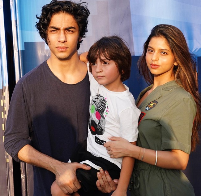 Begini potret Suhana bersama kedua saudara laki-lakinya, Aryan Khan dan AbRam Khan. Ketiganya tampak kompak berpose bersama. Foto: Instagram/@suhanakhan2