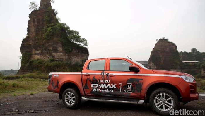 Isuzu D-Max 1.9 merupakan jagoan baru di kelas pick-up. Meski diplot Isuzu sebagai mobil operasional di tambang, mobil ini juga asyik dibawa untuk road trip.