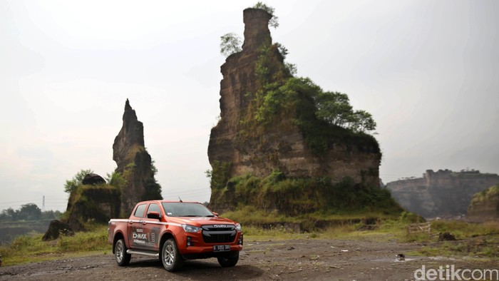 Isuzu D-Max 1.9 merupakan jagoan baru di kelas pick-up. Meski diplot Isuzu sebagai mobil operasional di tambang, mobil ini juga asyik dibawa untuk road trip.