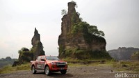 Isuzu membanderol D-Max 1.9 ini dalam beberapa tipe, mulai dari single cabin sampai double cabin. Harganya pun beragam mulai dari Rp 360 jutaan hingga Rp 460 jutaan. Bagaimana, tertarik untuk menjajal mobil ini untuk liburan juga?