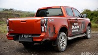 Selain itu, tampak belakangnya pun tak kalah istimewa. Kami suka dengan kehadiran DRL di sekeliling lampu belakangnya. Namun, jika hendak dipakai harian jangan lupa untuk membeli cover bak belakang agar lebih rapi dan aman. Siluet sampingnya pun menarik. Isuzu D-Max 1.9 benar-benar memberi kesan mobil tangguh yang siap dibawa kerja keras. Dimensinya yang tinggi, tak akan membuat orang kesulitan, sebab ada footstep dan handle untuk naik ke kabin.