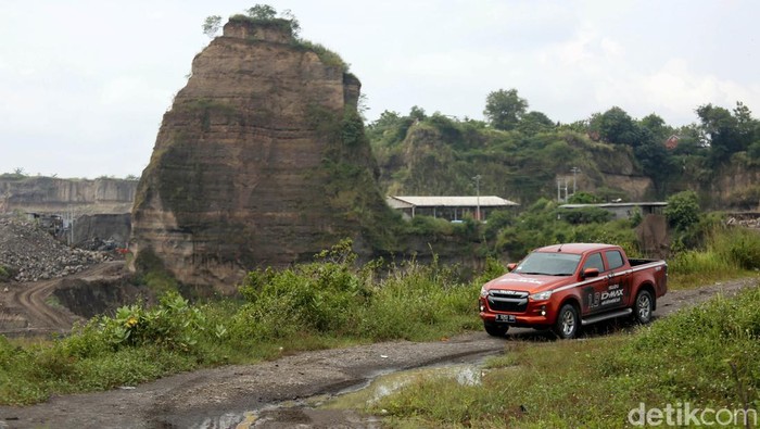 Isuzu D-Max 1.9 merupakan jagoan baru di kelas pick-up. Meski diplot Isuzu sebagai mobil operasional di tambang, mobil ini juga asyik dibawa untuk road trip.