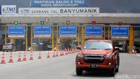 Tim detikOto juga mecoba tes konsumsi bbm Isuzu D-Max 1.9 ini dengan metode full-to-full saat road trip dari Jakarta ke Salatiga, lalu ke Semarang dengan total jarak 520,3 km. Kami berjalan di kecepatan rata-rata 72 km per jam. Kondisinya mobil diisi tiga orang termasuk supir dan karakter berkendaranya dinamis. Ternyata, setelah melewati 520,3 km kami membutuhkan BBM sebanyak 33,11 liter. Artinya kondumsi bahan bakar rata-rata dari Isuzu D-Max 1.9 ini dapat di angka 15,7 km per liter.