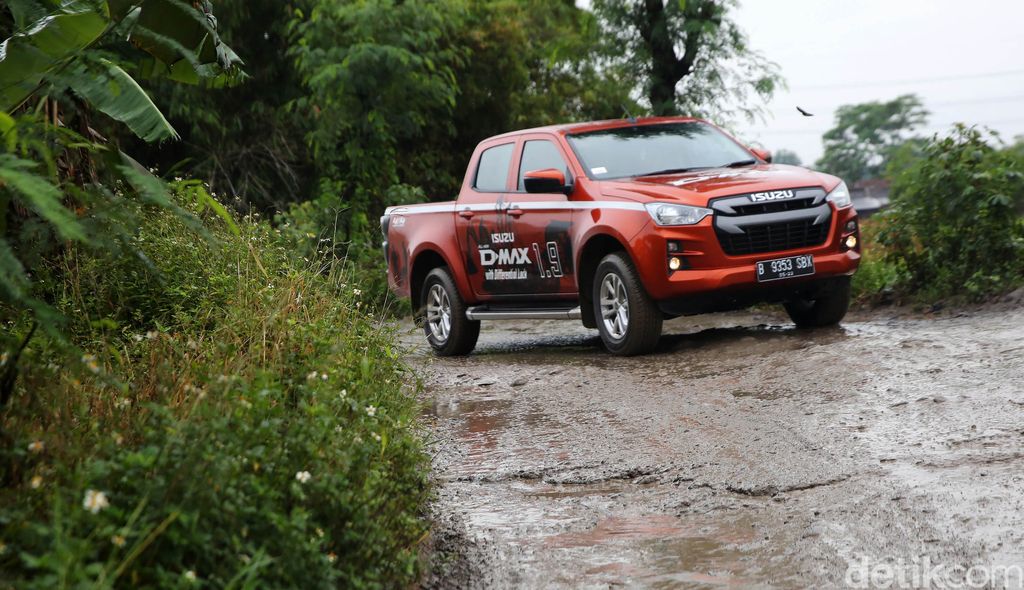 Isuzu D-Max 1.9 merupakan jagoan baru di kelas pick-up. Meski diplot Isuzu sebagai mobil operasional di tambang, mobil ini juga asyik dibawa untuk road trip.