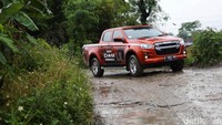Untuk urusan suspensi jelas karakternya khas pick-up. Jika tak diisi muatan penuh, mobil ini terasa kaku dan berdampak kurang nyaman ke kabin. Namun perlu diingat, mobil ini adalah mobil operasional tambang yang dibutuhkan untuk mengangkut beban. Karakter sok seperti itu, memang dibutuhkan agar suspensinya tidak ambles atau memantul. Meskipun kaku, soknya ini menurut kami masih bisa dipakai road trip bersama keluarga. Asal pintar-pintar atur kecepatan di kondisi jalan tertentu, maka anggota keluarga akan tetap nyaman berada di kabinnya.