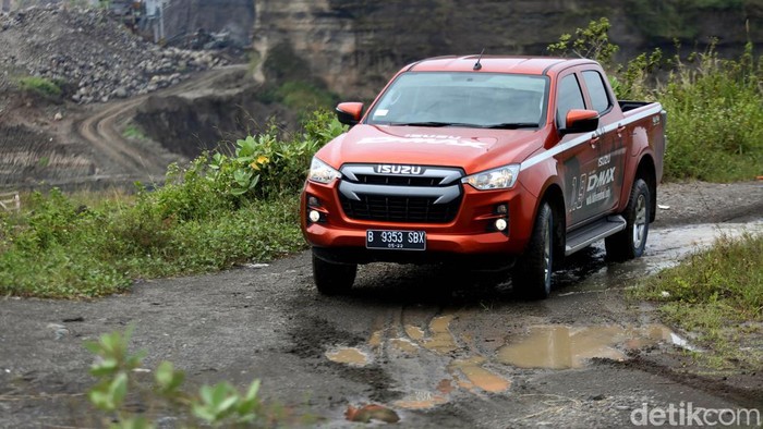 Isuzu D-Max 1.9 merupakan jagoan baru di kelas pick-up. Meski diplot Isuzu sebagai mobil operasional di tambang, mobil ini juga asyik dibawa untuk road trip.