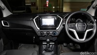 Begitu duduk di kursi pilotnya, kita langsung disambut dengan tampilan instrumen kluster yang cukup menarik dan bisa menampilkan banyak informasi. Lalu headunit layar sentuhnya pun menyenangkan untuk dimainkan.