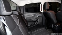 Sementara itu, untuk fitur keselamatan di kabinnya mobil ini sudah dilengkapi dengan Airbags. ABS, EBD, dan Brake Assist pun ada di area pengereman. Lalu ada pengontrol traksi, hill start assist, hingga hill descent control.